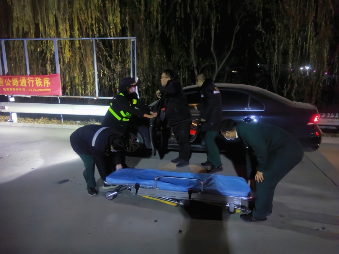 12.24邢汾分公司东马庄收费站：扶危济困救司乘，细心周到获赞赏2-刘微微