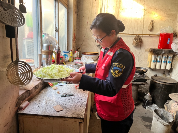 12.26情暖寒冬 心系乡邻——东马庄收费站慰问困难老人2-张思明