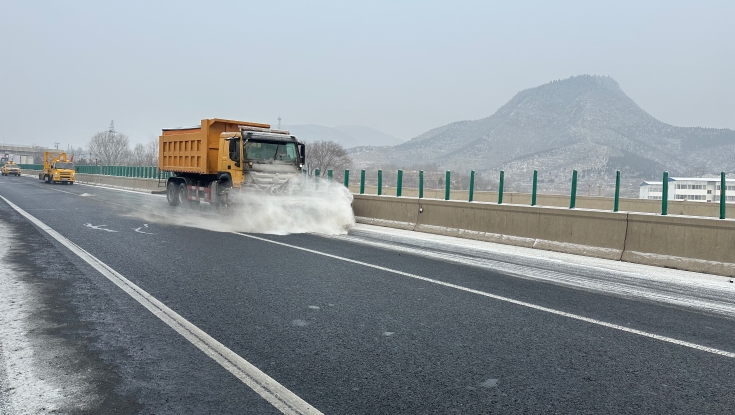 邢汾分公司：闻雪而动 昼夜奋战 全力护航高速畅行